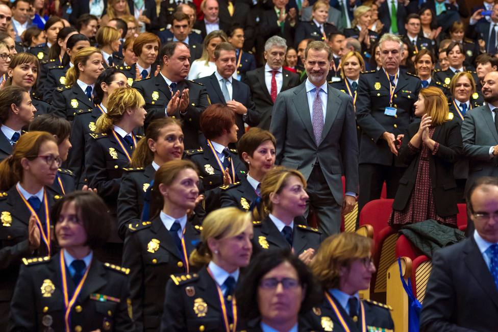 El rey abre el Congreso de Igualdad con una reunión con mujeres policías