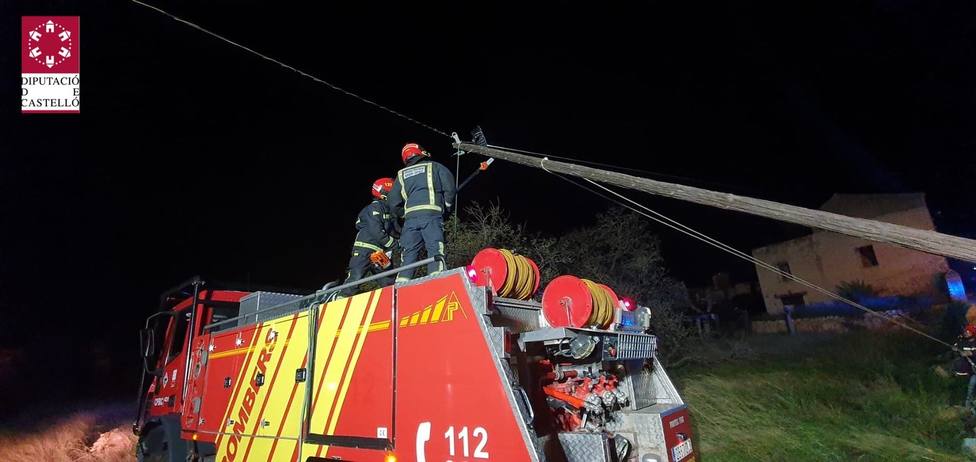 Bomberos retiran un poste de luz en Benicarló