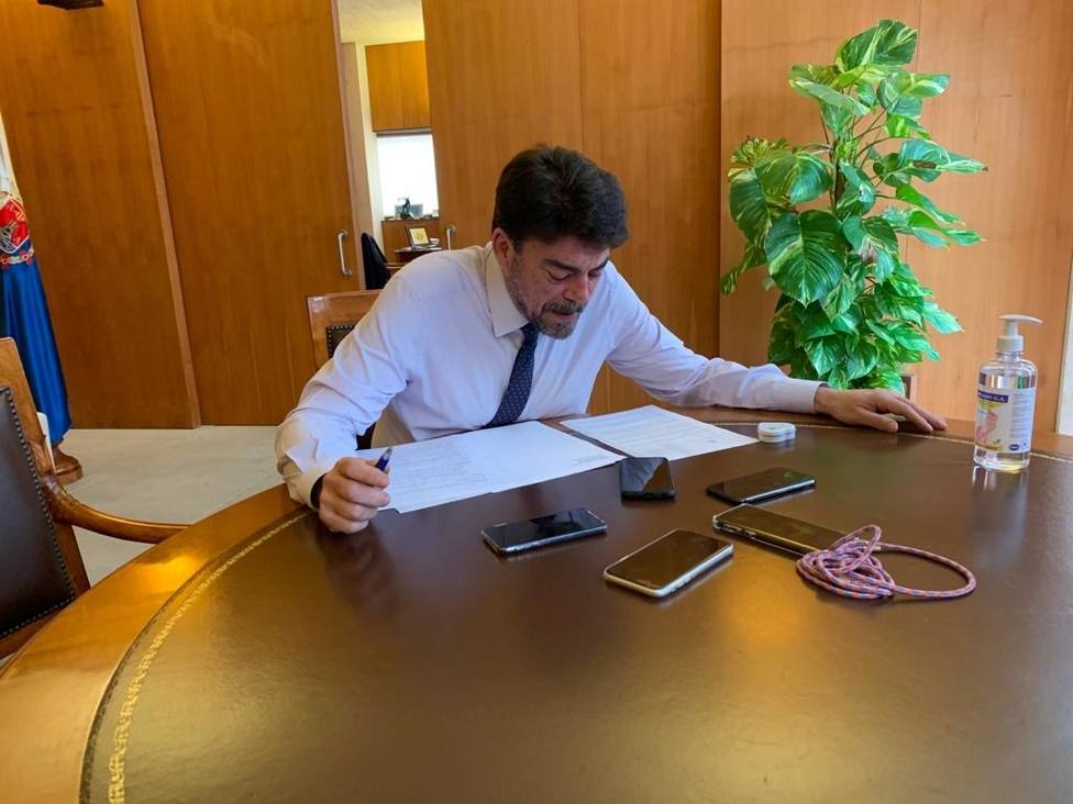 El alcalde de Alicante, Luis Barcala, conversa con los portavoces de los grupos municipales por teléfono