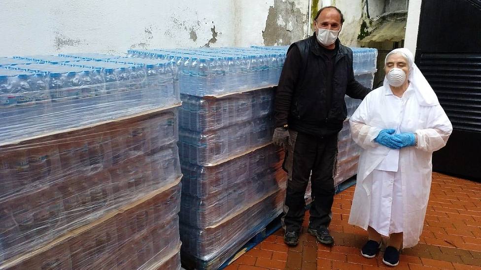 Varios de los palets con botellas de agua recogidos por la iniciativa de Álvaro Lorenzo