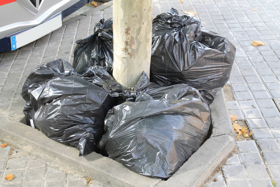 Foto de archivo de bolsas de basura en la calle - FOTO: Europa Press