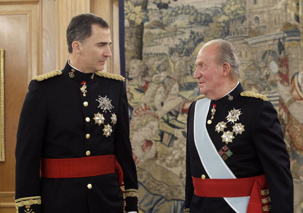Los principales medios españoles ponen en valor la figura de Juan Carlos I tras conocer su salida del país