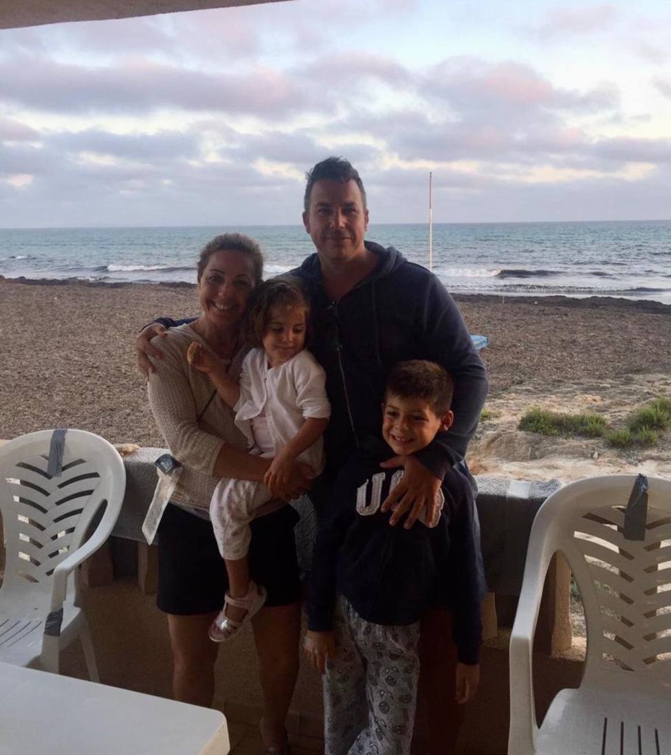 Víctor con su familia en la playa