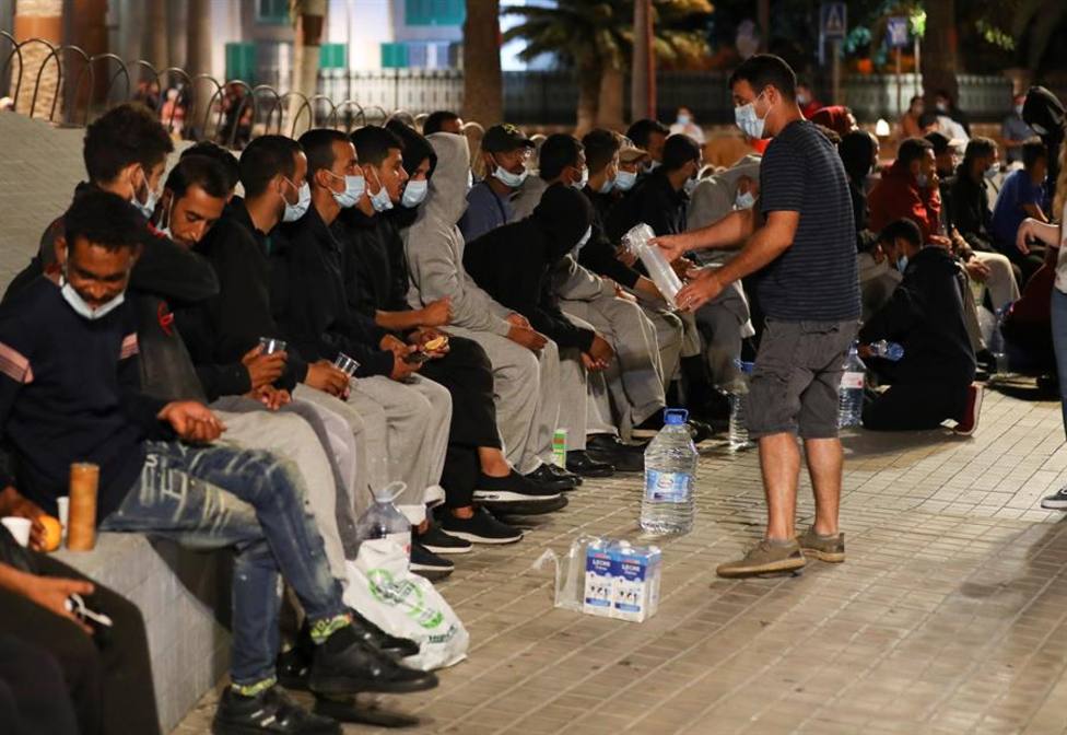 200 inmigrantes marroquíes que se encontraban desde esta tarde frente la Delegación del Gobierno en Las Palmas