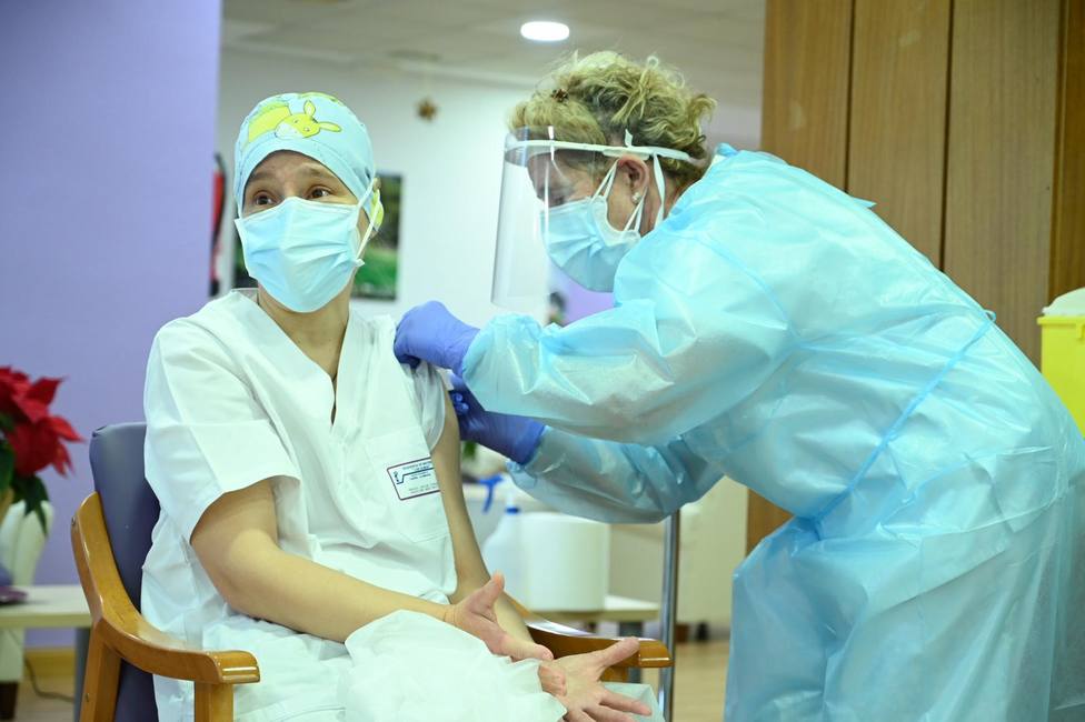 Mónica, segunda vacunada de covid en España