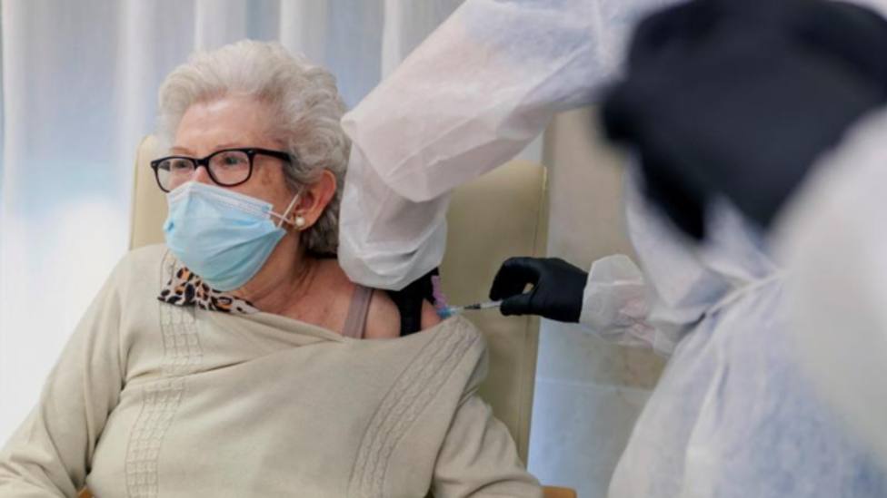 María Petra García (85 años. Zalamea de la Serena), primera mujer vacunada en Extremadura