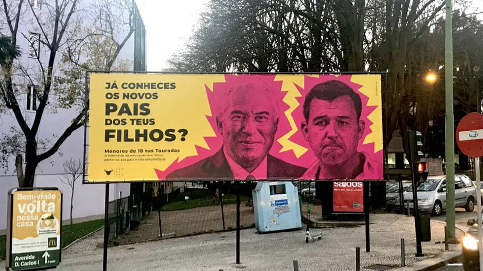 Uno de los carteles de PROTOIRO con la imagen de António Costa y André Silva