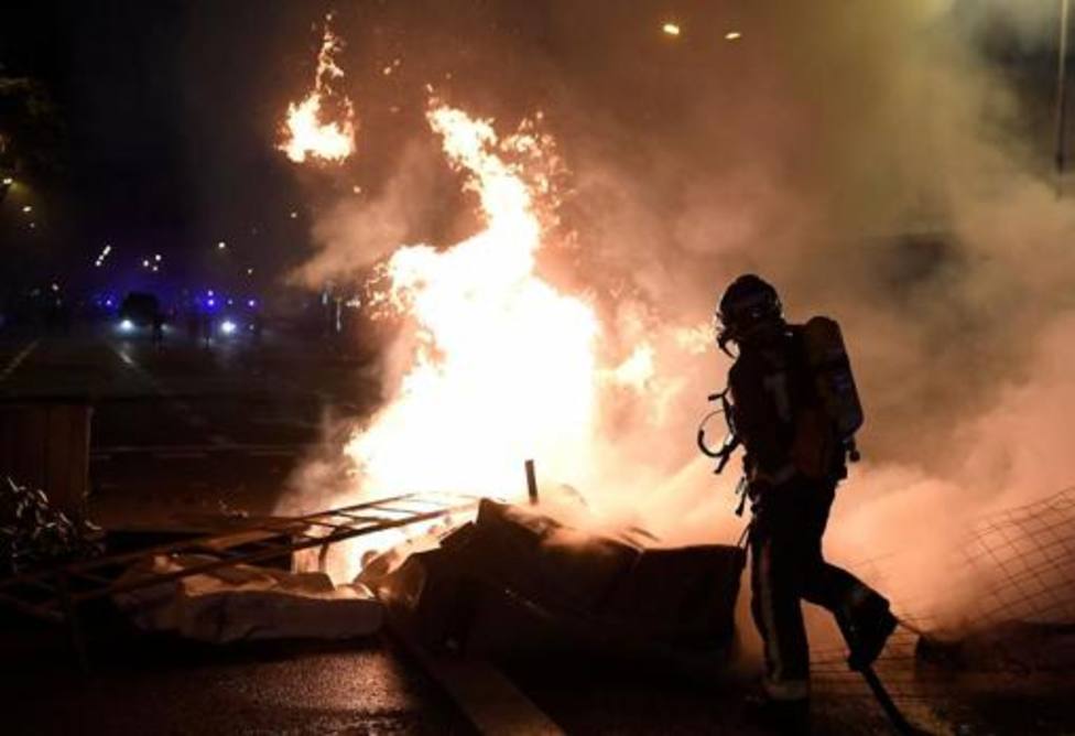 130 contenedores quemados, 14 heridos y 9 coches calcinados en las protestas no violentas de anoche