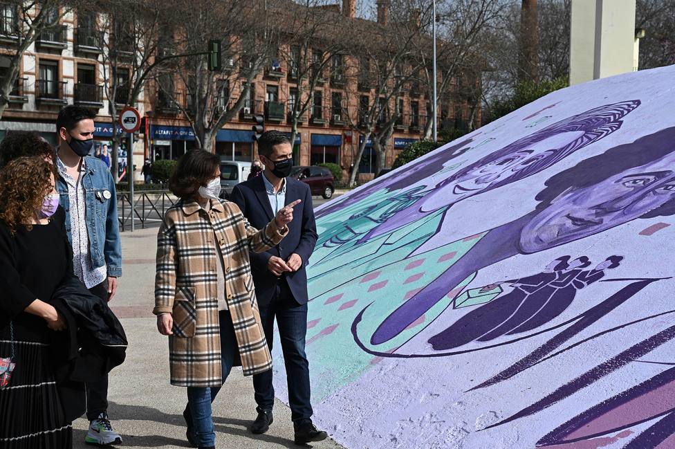 Visita al mural feminista de Alcalá de Henares