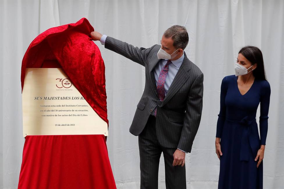 Los reyes Felipe y Letizia descubren una placa conmemorativa el acto en la sede del Instituto Cervantes