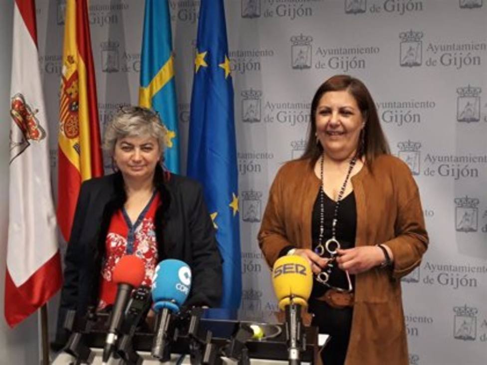 La alcaldesa de Gijón, Ana González, junto a la portavoz del gobierno municipal, Marina Pineda