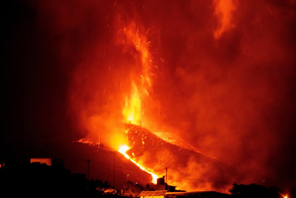 Se rompe el cono principal del volcán de La Palma y libera una gran colada de lava hacia el mar
