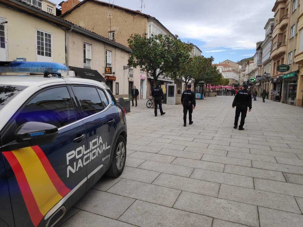 Policías nacionales en una calle de Monforte de Lemos
