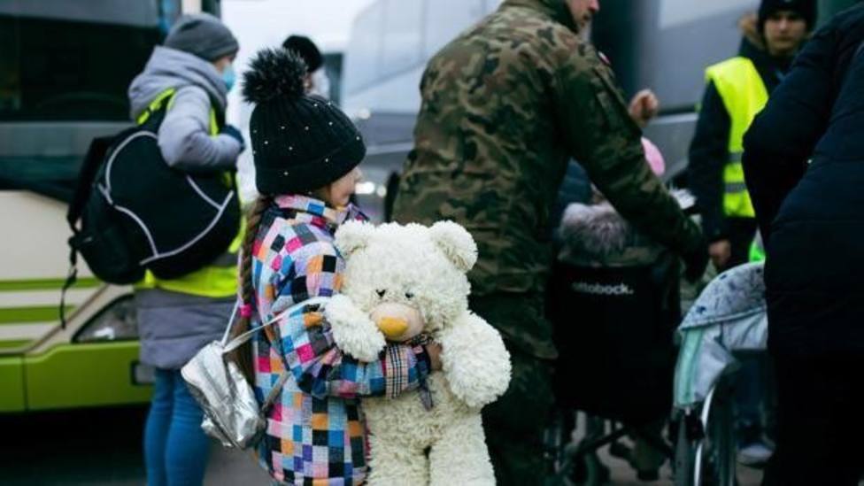 Refugiados ucranianos saliendo de su país por la invasión rusa