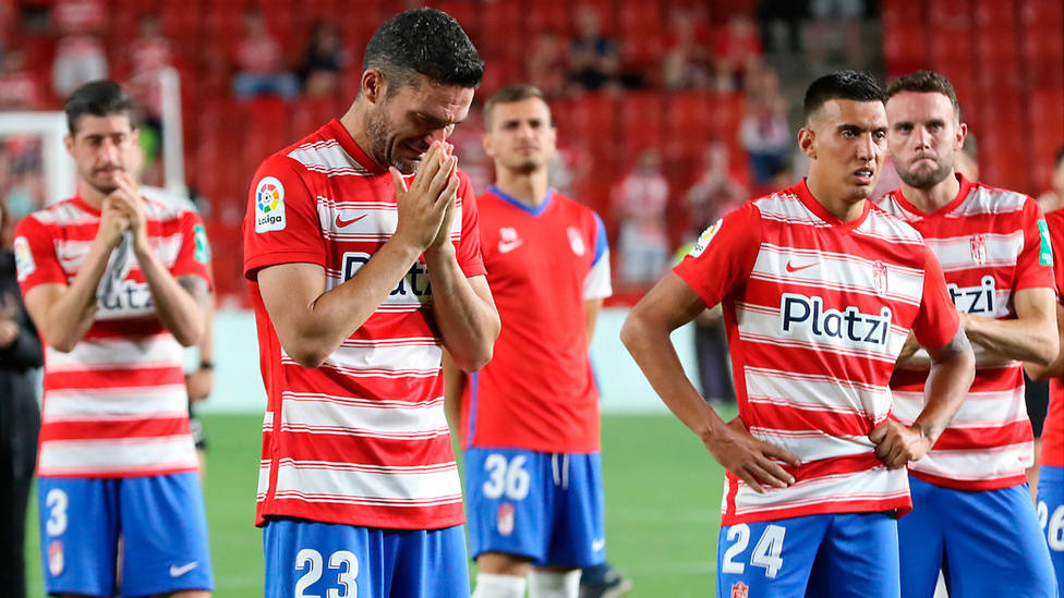 Las lágrimas de Jorge Molina, tras consumarse el descenso del Granada a Segunda División. EFE