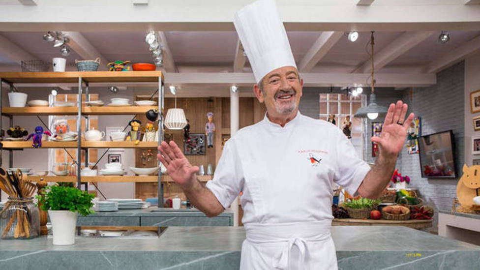 El imprevisto de Karlos Arguiñano en directo que le obliga a cocinar sin su particular gorro: Unos golpes...