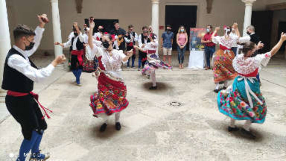 Los Premios Juventud reconocen la labor de la Asociación de Coros y Danzas Virgen de las Huertas de Lorca