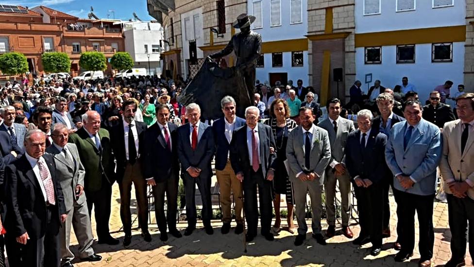 Personalidades y toreros, junto a Curro Romero y su estatua en la plaza de toros de La Algaba