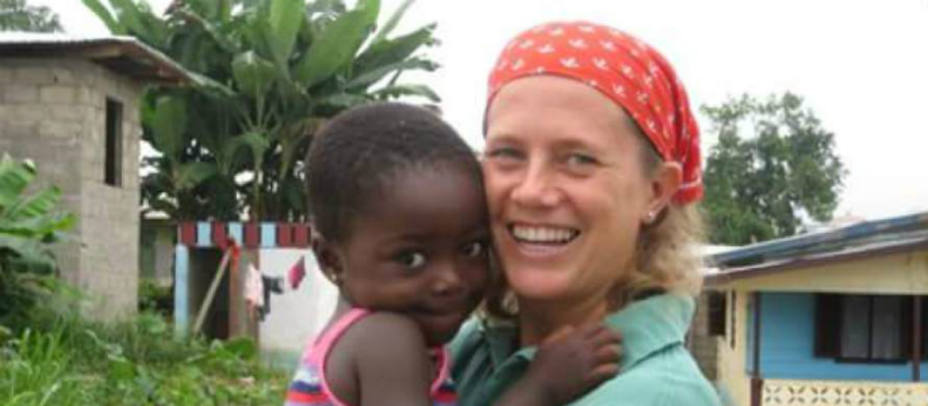 Isabel Solá con una pequeña de los niños a los que daba clases en Haití