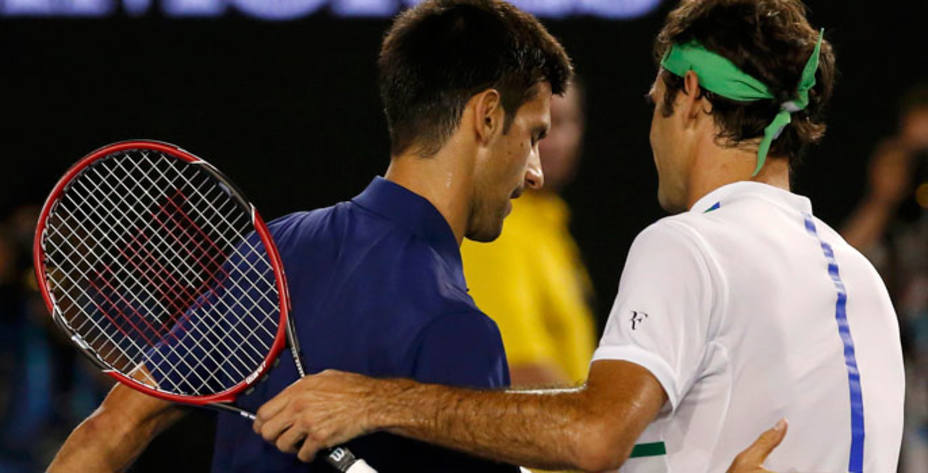 Federer y Djokovic se abrazan al término del partido de semifinales. Reuters.