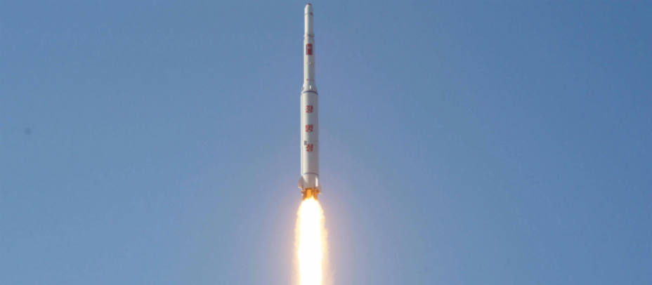 Imagen de un cohete de largo alcance difundida por la Agencia de Corea del Norte Central de Noticias Coreana (KCNA) en Pyongyang. Reuters