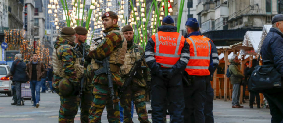 Imagen de archivo de policía y militares belgas patrullando en los días posteriores a los atentados de París- REUTERS