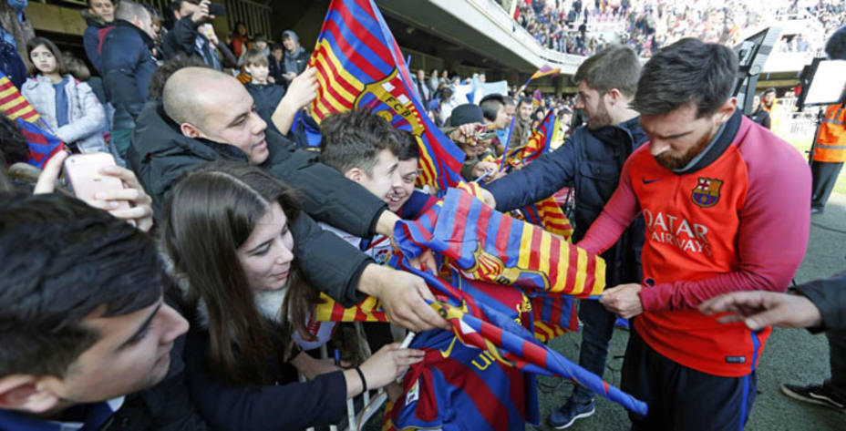 Messi firmando autógrafos en el entrenamiento de este martes (@FCBarcelona_es)