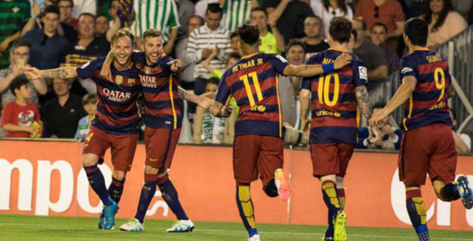 Los jugadores del Barcelona celebran el gol de Rakitic (FOTO - LaLiga.es)