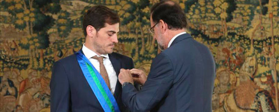Iker Casillas recibiendo la Gran Cruz de la Real Orden del Mérito Deportivo (foto: EFE)