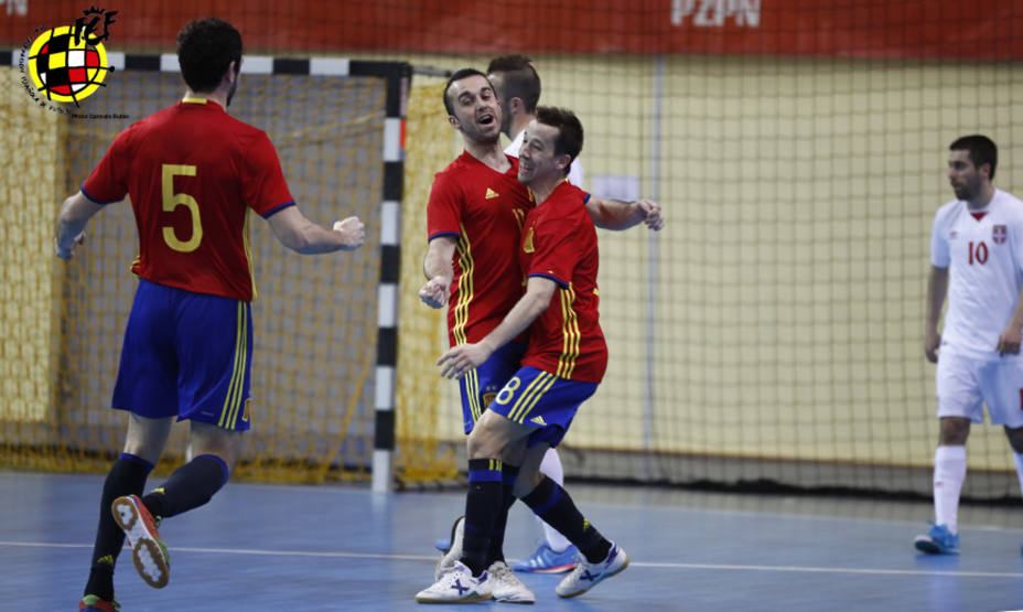 La selección española de fútbol sala celebra la victoria ante Serbia (@SeFutbol)