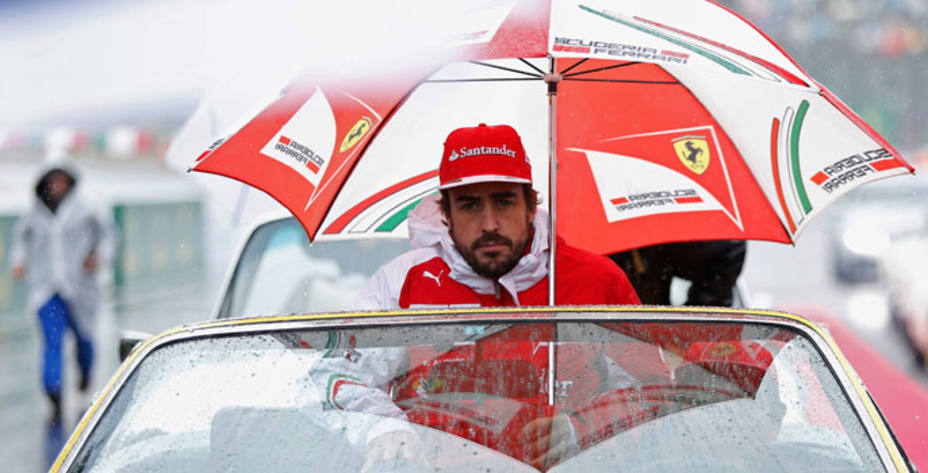 Alonso abandonó en Suzuka por problemas eléctricos en el Ferrari. Reuters.