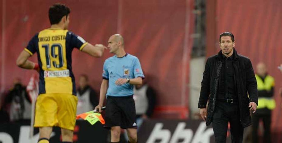 Diego Costa, abandona el Camp Nou. (Reuters)
