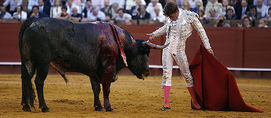 Manuel Escribano frente a un toro de Miura en la pasada Feria de Abril. MAESTRANZA.ES