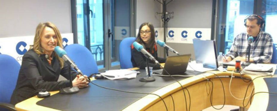 Elisabetta Piqué junto a Ramón y Elena durante la entrevista en La Tarde