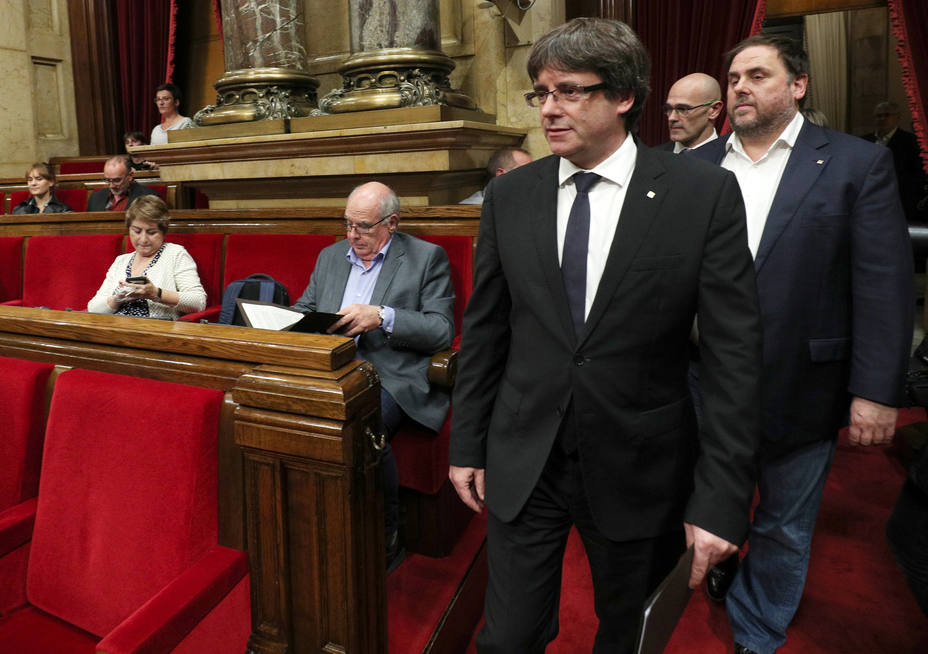 Carles Puigdemont entrando al hemiciclo del Parlamento de Cataluña. REUTERS