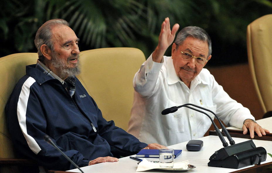 Fidel Castro y su hermano Raúl, los dos últimos presidentes de Cuba. EFE
