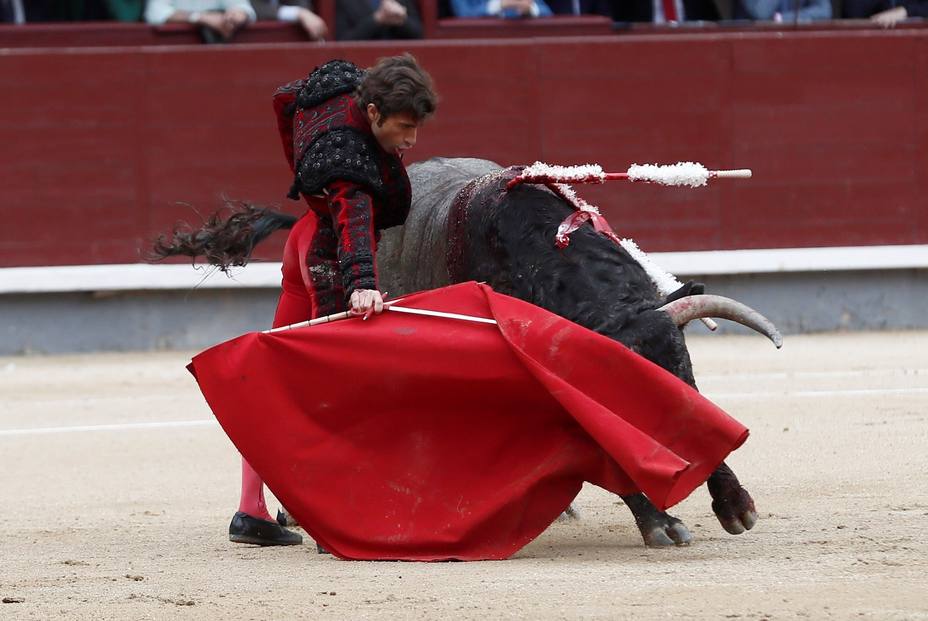 El diestro Fernando Robleño da un pase a su primer toro en el vigésimo noveno festejo de la Feria de San Isidro