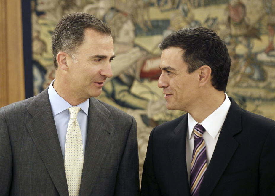 El Rey Felipe VI conversa con el nuevo secretario general del PSOE, Pedro Sánchez.