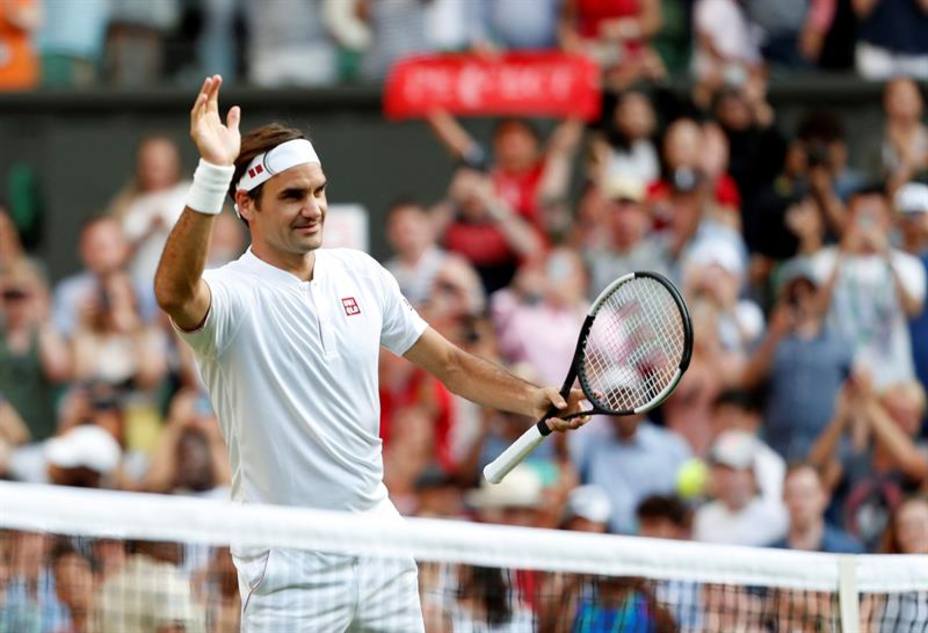 Roger Federer celebra su pase a la siguiente ronda.