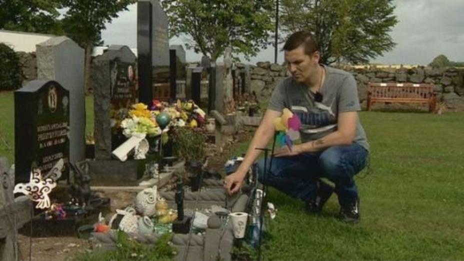 Este Padre duerme junto a la tumba de su hijo para que no retiren sus recuerdos allí colocados