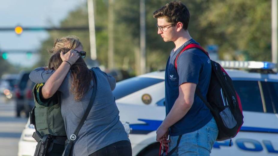 Familiares consuelan a varios estudiantes tras el tiroteo registrado en Florida
