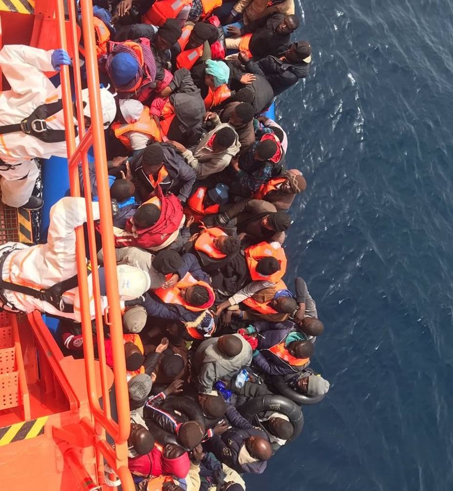 Trasladan a Motril a 54 personas, cuatro niños, rescatadas de una patera en el mar de Alborán