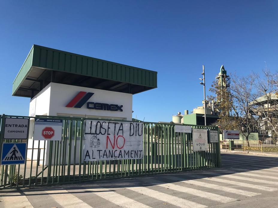 Trabajadores de Cemex se concentran ante la Embajada de México por el cierre de dos plantas en España