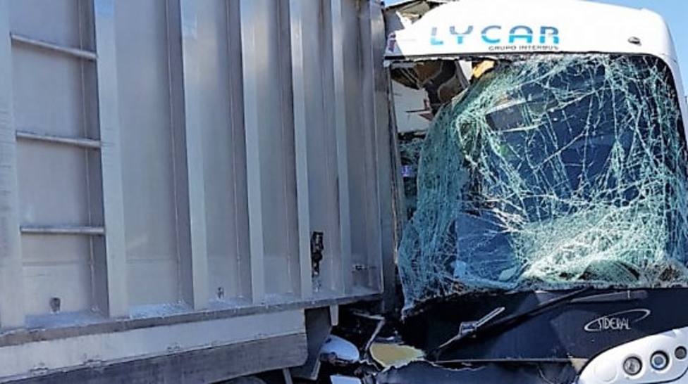 Veinte Heridos leves al colisionar contra un camión el autobús Murcia-Cartagena