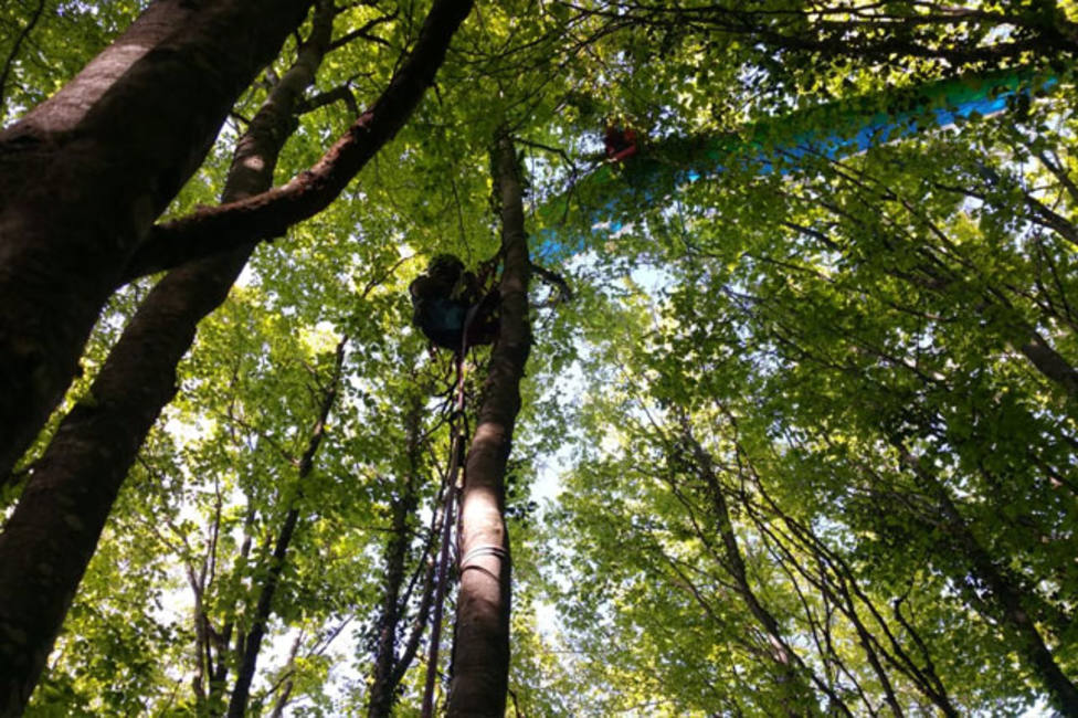 La Guardia Civil rescata a una mujer de 66 años que “quedo colgada” de un árbol realizando ala delta.