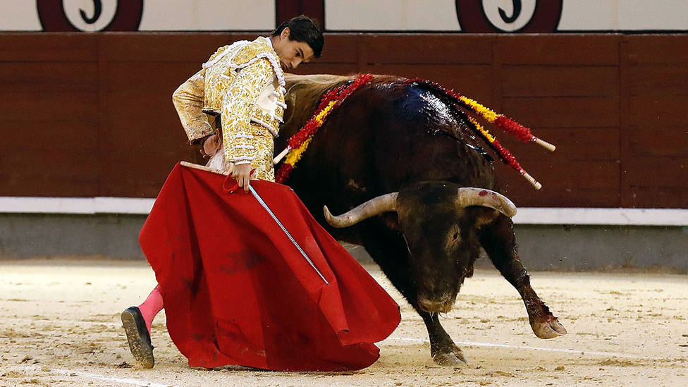 Derechazo de Pablo Aguado al sexto toro de Montalvo este sábado en Las Ventas
