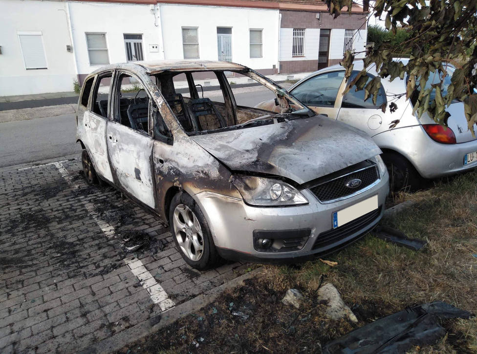 El fuego dejó inservible el vehículo y afectó al que estaba estacionado al lado - FOTO: Tráfico Ferrrolterra