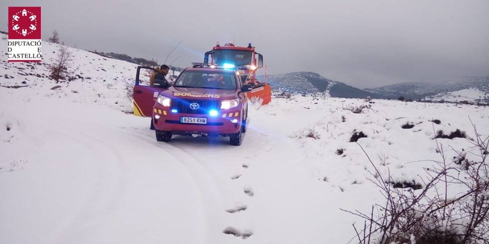 El Consorcio de Bomberos ha rescatado este domingo más de veinte coches atrapados por la nieve