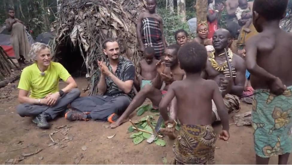 Jesus Calleja criticado por manipular el vestuario de una tribu en su último programa en África