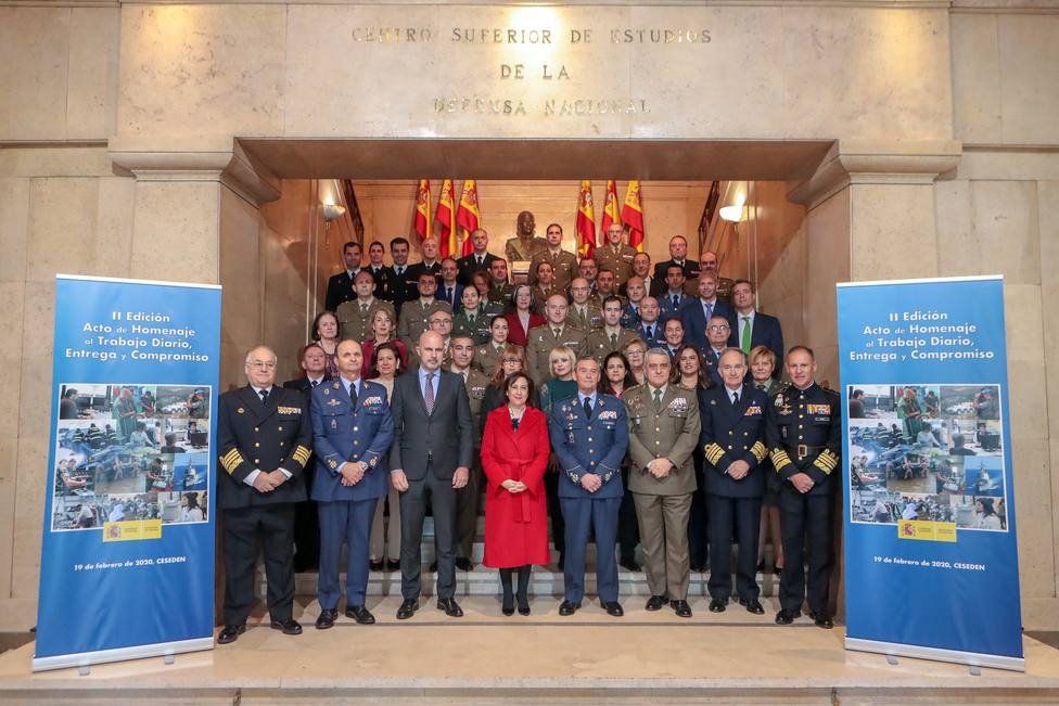 Robles reconoce a 43 héroes anónimos de las Fuerzas Armadas, ejemplo de la mejor España
